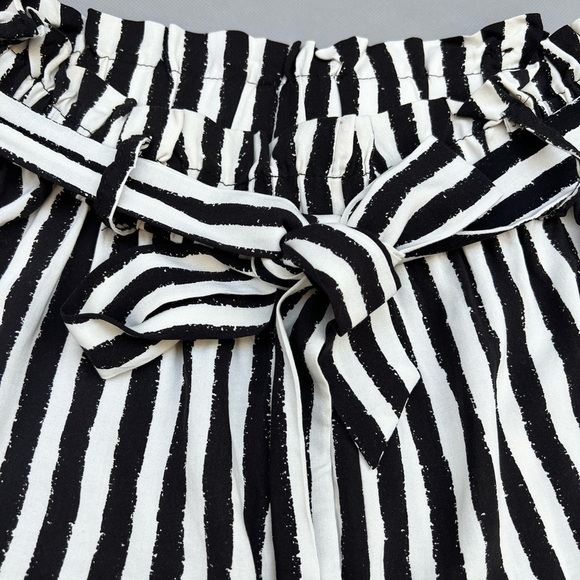 Jules & Leopold Paper Bag Waist Shorts - Picture 3 of 3